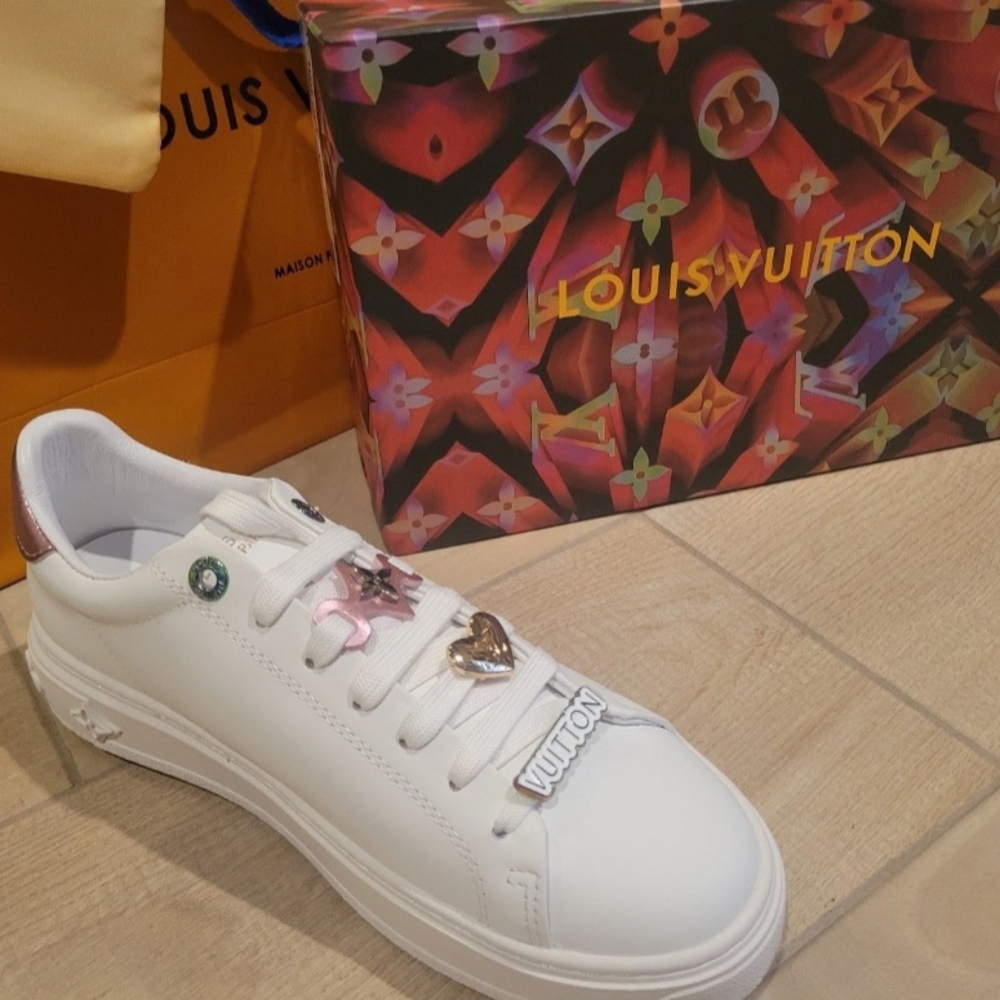 Fashionable sneakers